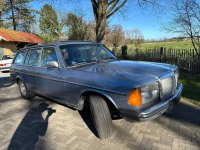 Gebraucht Mercedes 230 136 PS (100 kW) 1985 Blau Limousine
