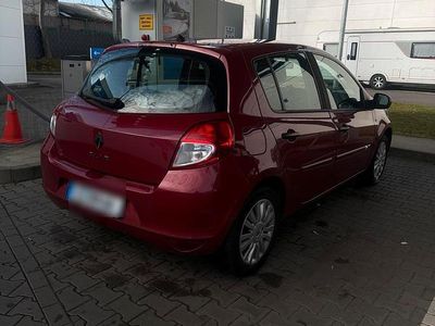 Rot Gebraucht 2011 Renault Clio II Kleinwagen | 1.750 €