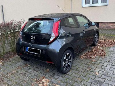 Grau Gebraucht 2019 Toyota Aygo X-play Kleinwagen | 9.500 € (Fairer Preis)