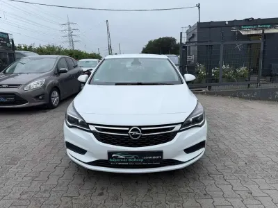 Gebraucht Opel Astra Edition 110 PS (80 kW) 2016 Schneeweiss/olympic/summit whi Limousine