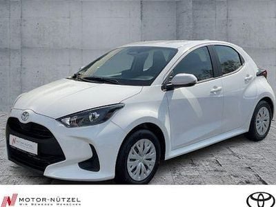 Neu Toyota Yaris Hybrid Comfort 116 PS (85 kW) 2025 Weiß Limousine