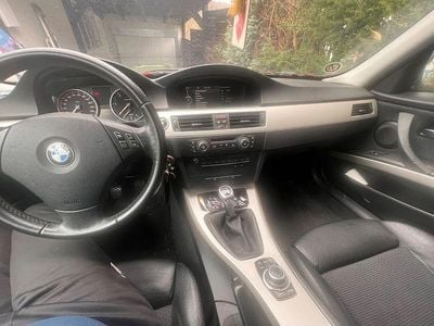 Silber Gebraucht 2011 BMW 320 Efficient Dynamics Kombi | 3.300 € (Guter Preis)