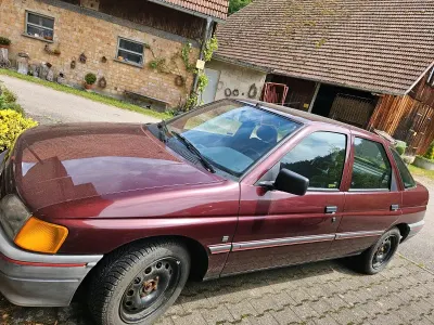Używany Ford Escort 70 KM (51 kW) 1990 Czerwony Sedan/Limuzyna