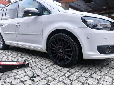 Weiß Gebraucht 2015 VW Touran Van / Kleinbus | 12.999 € (Guter Preis)