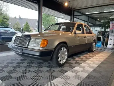Używany Mercedes E230 Sportline 132 KM (97 kW) 1990 Srebrny Sedan/Limuzyna