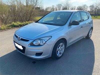 Gebraucht Hyundai i30 105 PS (77 kW) 2010 Silber Limousine