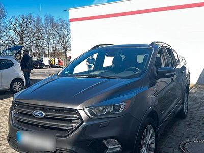 Grau Gebraucht 2017 Ford Kuga ST-Line SUV | 14.000 € (Teuer)