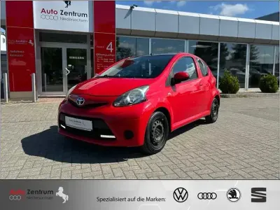 Gebraucht Toyota Aygo Cool 68 PS (50 kW) 2013 Vulcano / midnight bicolor Kleinwagen