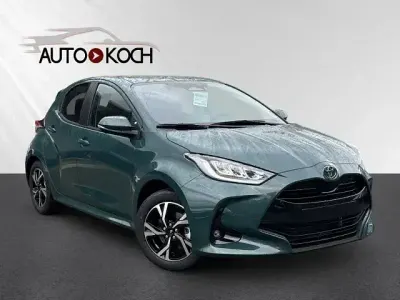 Neu Toyota Yaris Hybrid 131 PS (96 kW) 2025 Grün Limousine