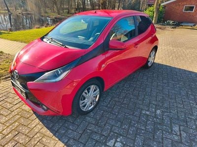 Gebraucht Toyota Aygo 69 PS (50 kW) 2014 Rot Kleinwagen
