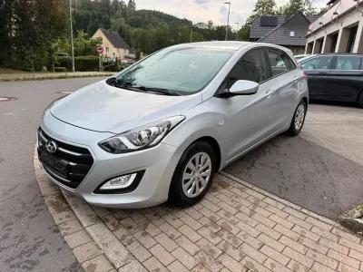 Gebraucht Hyundai i30 Classic 101 PS (74 kW) 2017 Silber Limousine