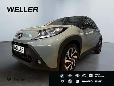 Urban khaki, dach mysticschwarz mica (gruen) Neu 2025 Toyota Aygo Play Kleinwagen | 15.990 € (Fairer Preis)