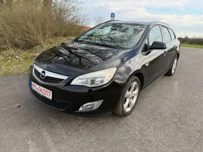 Gebraucht Opel Astra Design Edition 140 PS (102 kW) 2011 Saphirschwarz mineraleffekt Kombi
