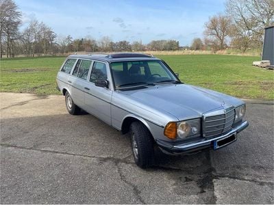 Gebraucht Mercedes 240 72 PS (52 kW) 1984 Silber Kombi