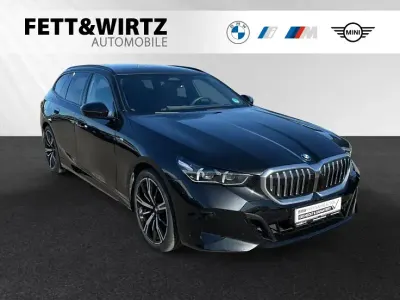 Gebraucht BMW 520 M Sport 208 PS (152 kW) 2025 Black sapphire metallic Kombi