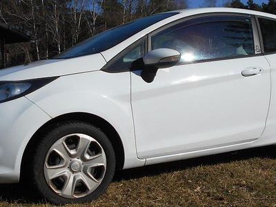 Gebraucht Ford Fiesta 60 PS (44 kW) 2012 Weiß Kleinwagen