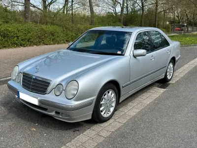Gebraucht Mercedes E220 Elegance 143 PS (105 kW) 2000 Silber Limousine