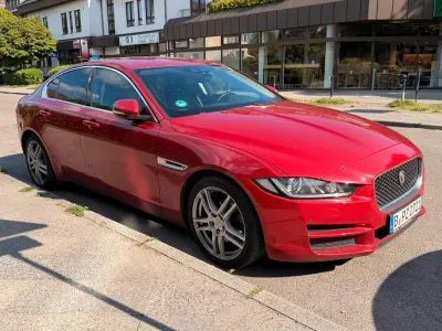 Używany Jaguar XE 180 KM (132 kW) 2016 Czerwony Sedan/Limuzyna