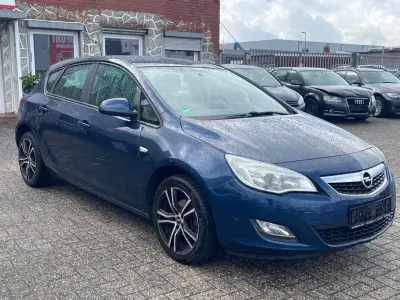 Używany Opel Astra Selection 87 KM (63 kW) 2011 Niebieski Sedan/Limuzyna