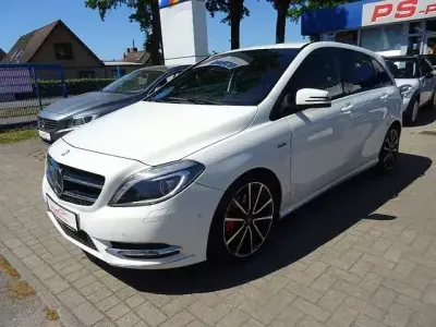 Gebraucht Mercedes B180 Night 122 PS (89 kW) 2012 Weiß Kleinwagen