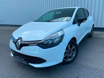 Używany Renault Clio IV Expression 73 KM (53 kW) 2014 Biały Sedan/Limuzyna
