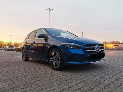 Używany Mercedes B250e 218 KM (160 kW) 2022 Niebieski Minivan