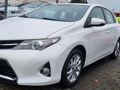 Weiß Gebraucht 2013 Toyota Auris Edition Limousine | 7.990 € (Guter Preis)