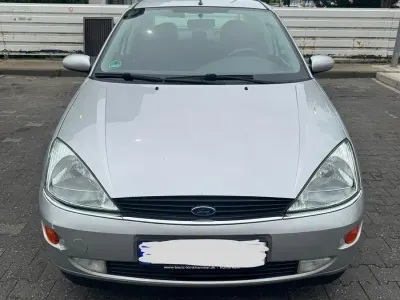 Używany Ford Focus Ghia 101 KM (74 kW) 2000 Srebrny Sedan/Limuzyna