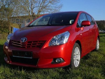 Gebraucht Toyota Verso Travel 147 PS (108 kW) 2012 Rot Van / Kleinbus