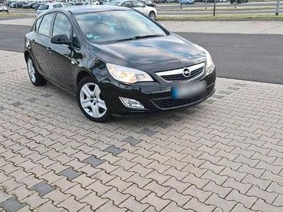 Gebraucht Opel Astra 115 PS (84 kW) 2011 Schwarz Kleinwagen