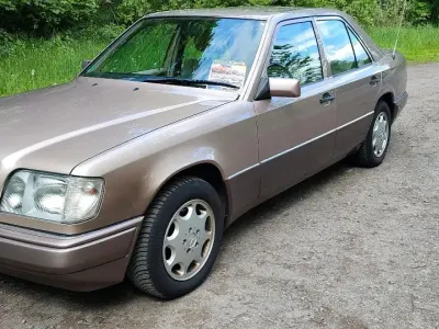 Gebraucht Mercedes E220 150 PS (110 kW) 1993 Braun Limousine