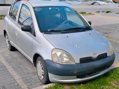 Gebraucht Toyota Yaris 70 PS (51 kW) 2002 Silber Kleinwagen