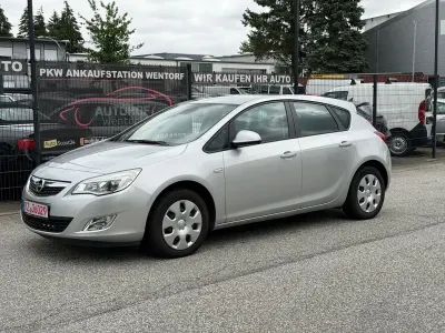 Gebraucht Opel Astra Edition 140 PS (102 kW) 2012 Silber Limousine