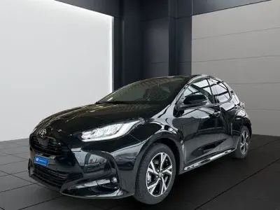 Neu Toyota Yaris Hybrid Comfort 116 PS (85 kW) 2025 Mysticschwarz mica Limousine
