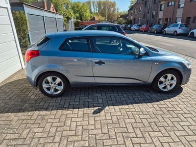 Second-hand Kia Ceed EX 126 CP (92 kW) 2009 Albastru Hatchback