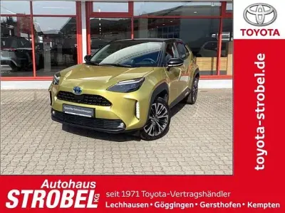 Gebraucht Toyota Yaris Elegant 116 PS (85 kW) 2022 Warm gold metallic, dach schwarz Kleinwagen