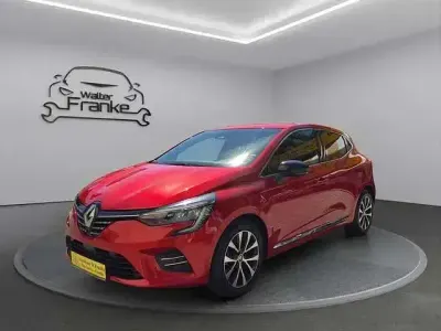 Gebraucht Renault Clio Techno 91 PS (66 kW) 2023 Dezirrot Kleinwagen