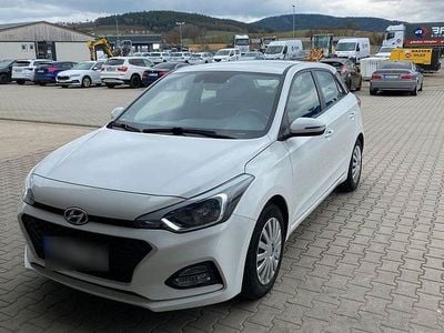 Gebraucht Hyundai i20 Trend 101 PS (74 kW) 2018 Weiß Kleinwagen