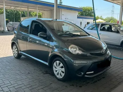 Gebraucht Toyota Aygo 68 PS (50 kW) 2013 Grau Kleinwagen