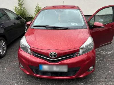 Gebraucht Toyota Yaris 90 PS (66 kW) 2012 Rot Kleinwagen