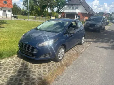 Gebraucht Ford Fiesta Ambiente 60 PS (44 kW) 2015 Blau Kleinwagen