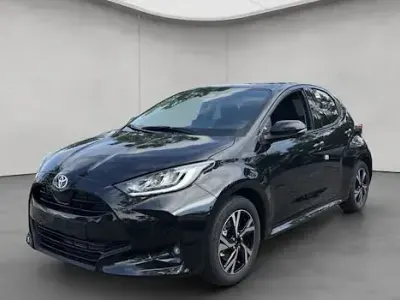 Neu Toyota Yaris Hybrid Comfort 116 PS (85 kW) 2025 Schwarz Limousine