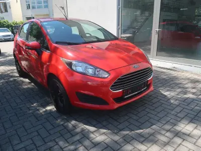 Gebraucht Ford Fiesta Trend 60 PS (44 kW) 2013 Rot Limousine
