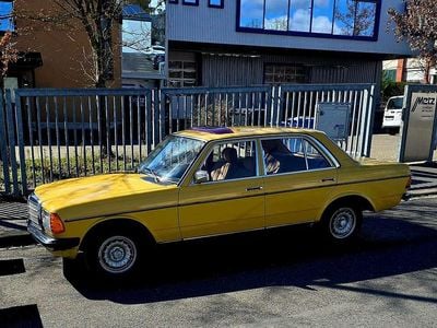 Second-hand Mercedes 200 109 CP (80 kW) 1983 Galben Berlinǎ