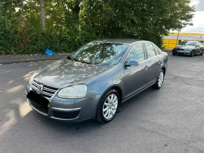 Gebraucht VW Jetta 105 PS (77 kW) 2008 Grau Limousine