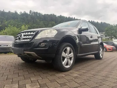 Gebraucht Mercedes ML350 211 PS (155 kW) 2010 Obsidianschwarz  metalliclack SUV