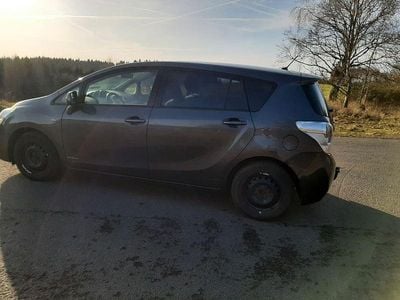 Grau Gebraucht 2011 Toyota Verso Van / Kleinbus | 6.900 € (Fairer Preis)
