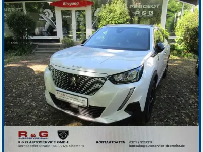 Gebraucht Peugeot e-2008 Allure 100 kW (136 PS) 2023 Perlmutt weiß SUV