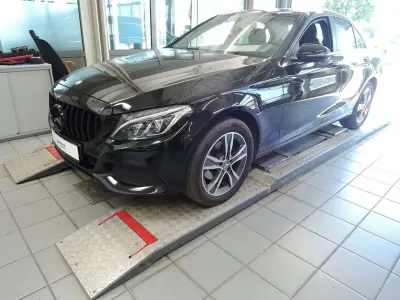 Gebraucht Mercedes C180 156 PS (114 kW) 2015 Schwarz uni Limousine