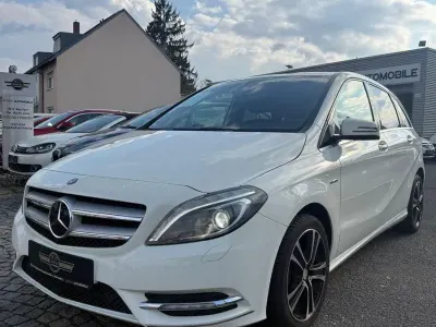 Gebraucht Mercedes B180 122 PS (89 kW) 2012 Weiß Kleinwagen